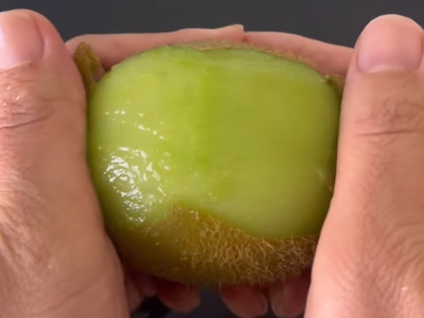 使うのは親指２本だけ！　キウイの皮むきに「この発想はなかった」「私もやる！」
