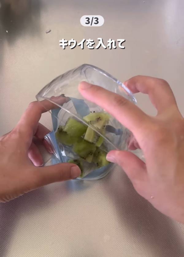 使うのは親指２本だけ！　キウイの皮むきに「この発想はなかった」「私もやる！」