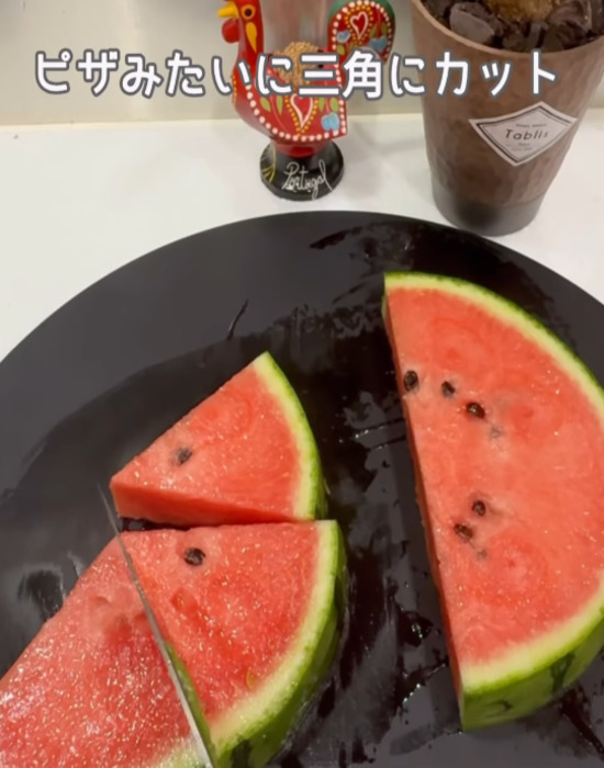 輪切りにして『皮に切れ込み』を入れるだけ　スイカが持ちやすくなる裏技とは