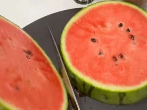 輪切りにして『皮に切れ込み』を入れるだけ　スイカが持ちやすくなる裏技とは