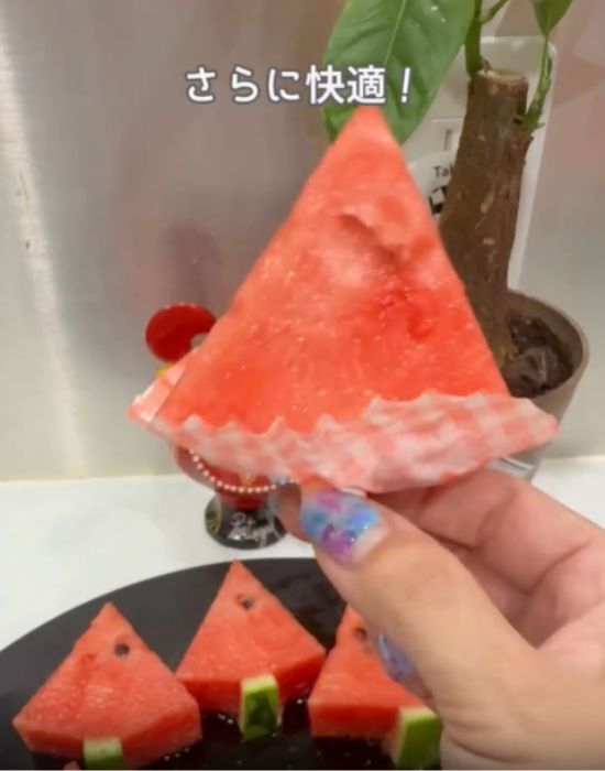 輪切りにして『皮に切れ込み』を入れるだけ　スイカが持ちやすくなる裏技とは