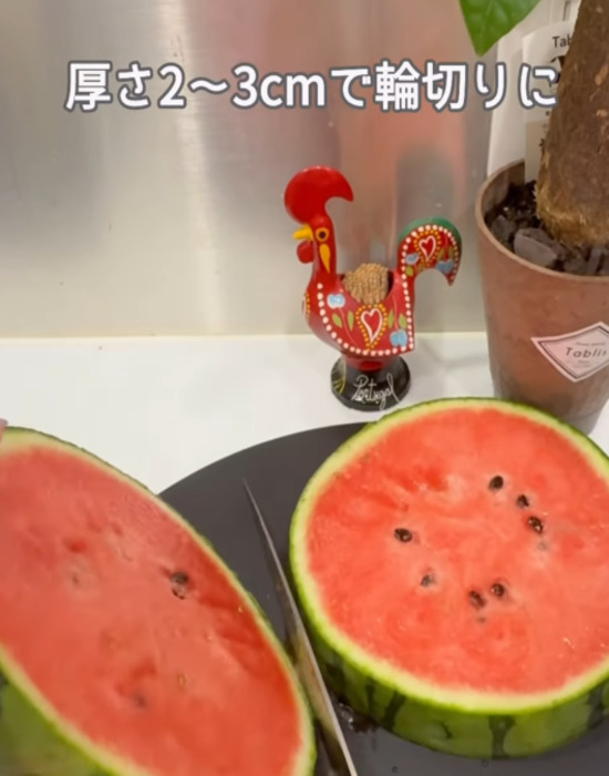 輪切りにして『皮に切れ込み』を入れるだけ　スイカが持ちやすくなる裏技とは