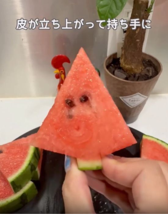輪切りにして『皮に切れ込み』を入れるだけ　スイカが持ちやすくなる裏技とは