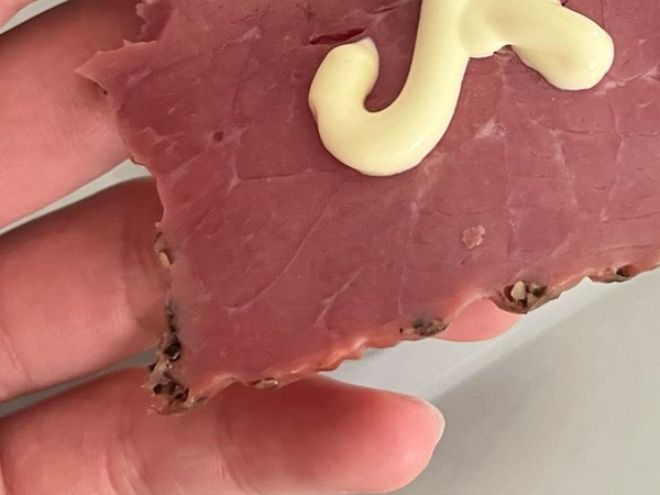 ローソンの『パストラミビーフ』にマヨネーズをかけたら？　「名人と呼ばせてほしい」