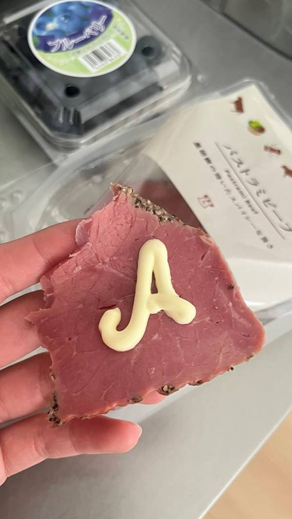 ローソンの『パストラミビーフ』にマヨネーズをかけたら？　「名人と呼ばせてほしい」