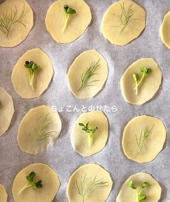 スライスしたジャガイモを重ねて…　できた一品に「天才」「これは絶対に喜ばれる」