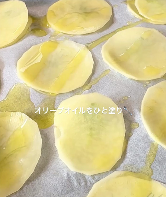 スライスしたジャガイモを重ねて…　できた一品に「天才」「これは絶対に喜ばれる」