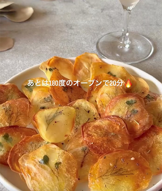 スライスしたジャガイモを重ねて…　できた一品に「天才」「これは絶対に喜ばれる」
