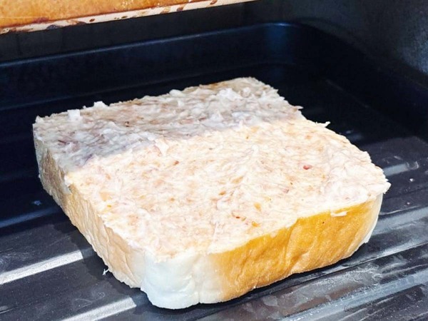 バターもジャムも使わない！　食パンの思わぬ食べ方に「毎朝食べたい」