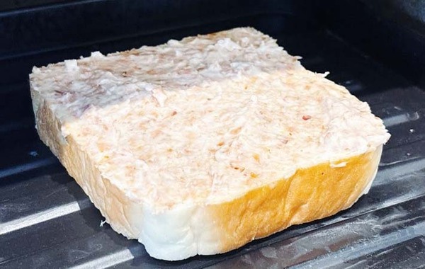 バターもジャムも使わない！　食パンの思わぬ食べ方に「毎朝食べたい」