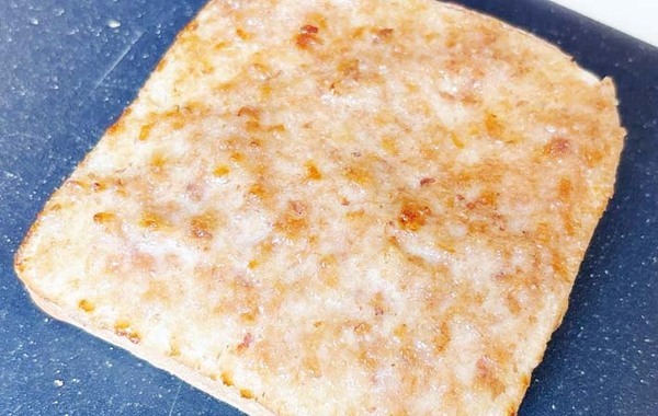 バターもジャムも使わない！　食パンの思わぬ食べ方に「毎朝食べたい」