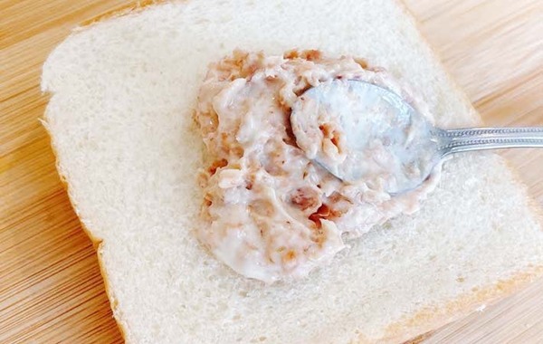 バターもジャムも使わない！　食パンの思わぬ食べ方に「毎朝食べたい」