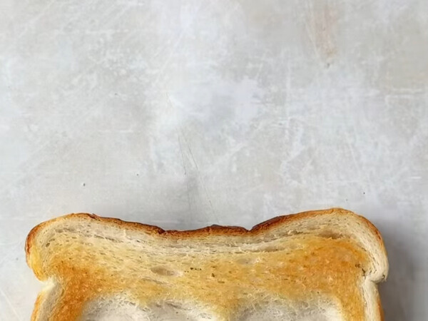 食パンを『スプーン』で押すと？　できたものに「かわいすぎる」「天才！」