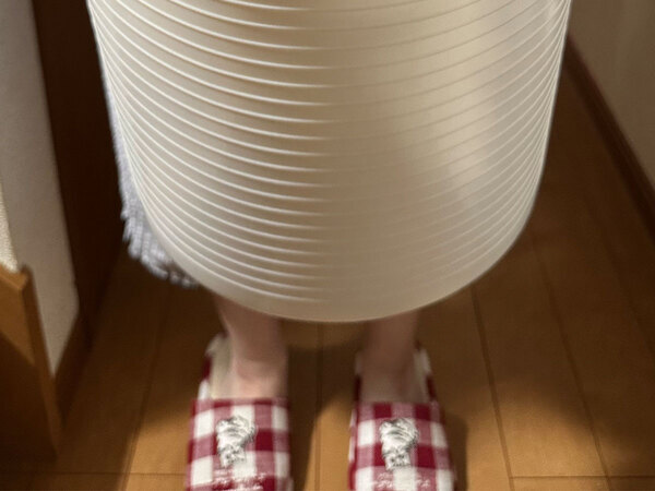 妻が洗濯をしようとしていたのは…　夫が見た光景に「情報量が多くて笑った」「表情が好き」