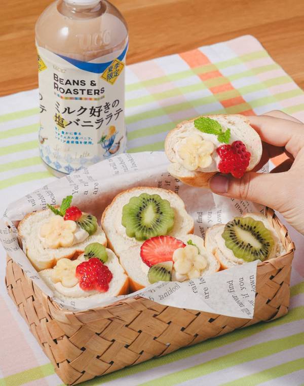 ロールパンを半分に切って、スプーンで押し込むと…　UCCの提案が試したくなる！