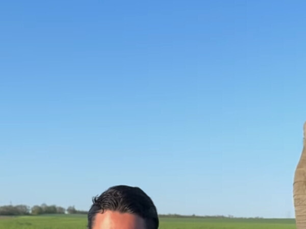 バナナを食べる男性の背後から…？　忍び寄る『まさかの存在』に「笑った」