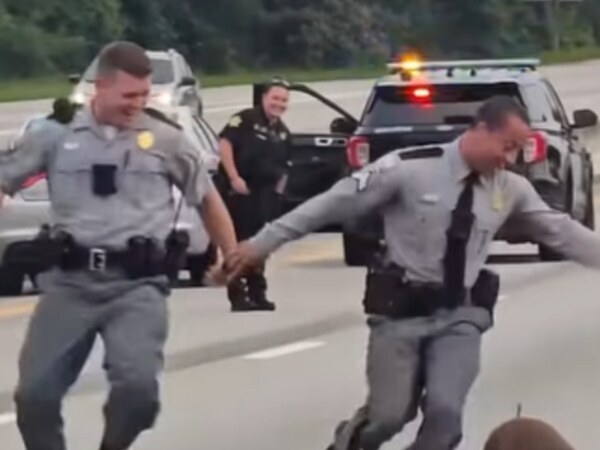 「楽しそう」「爆笑した」　高速道路で警察官が追いかけているのは？