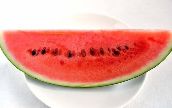 【管理栄養士監修】赤と黄、どっちを選ぶ？　スイカの栄養価について解説！