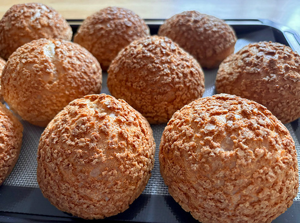 並べられたクッキーシューの生地　焼き上がった後が…「かわいすぎて食べられないよ」