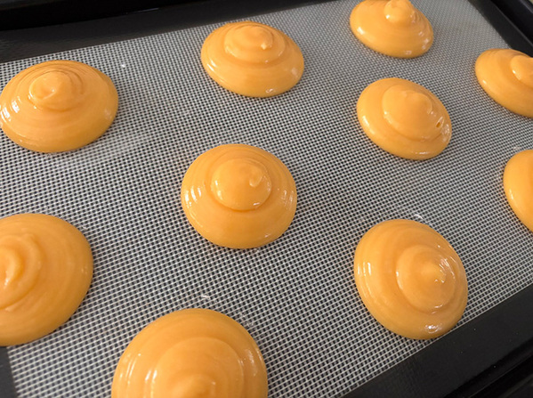 並べられたクッキーシューの生地　焼き上がった後が…「かわいすぎて食べられないよ」