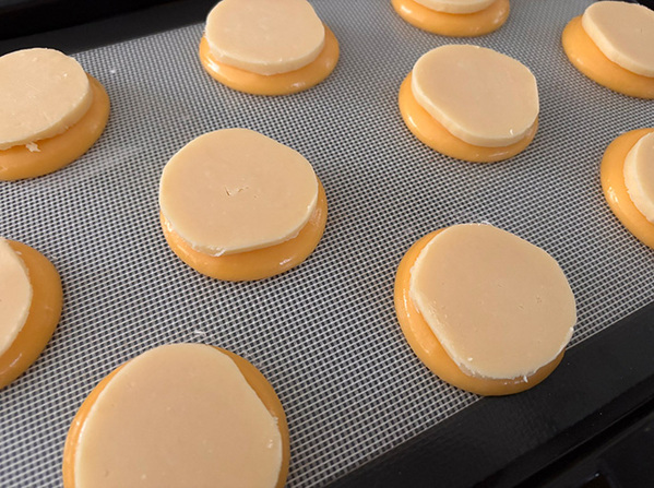 並べられたクッキーシューの生地　焼き上がった後が…「かわいすぎて食べられないよ」