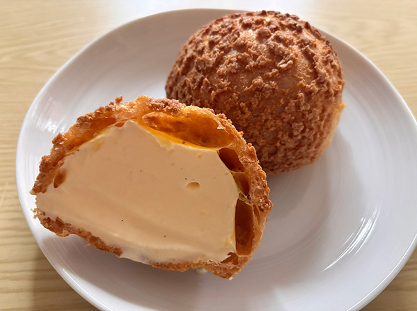 並べられたクッキーシューの生地　焼き上がった後が…「かわいすぎて食べられないよ」