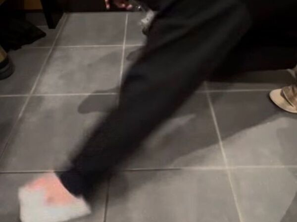 玄関掃除で水をまいていたら？　気付きにくいリスクに「ずっとやってた」