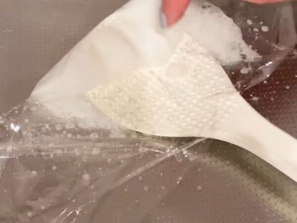 ラップと一緒に包むだけ？　しゃもじの使い心地が「見違えた」「驚いた」