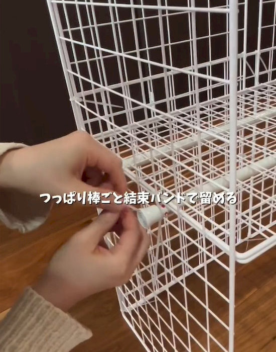 １００均アイテムの組み合わせで？　突っ張り棒とネットで作った棚に「感動した」「賢い」
