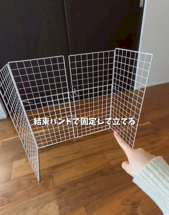 １００均アイテムの組み合わせで？　突っ張り棒とネットで作った棚に「感動した」「賢い」