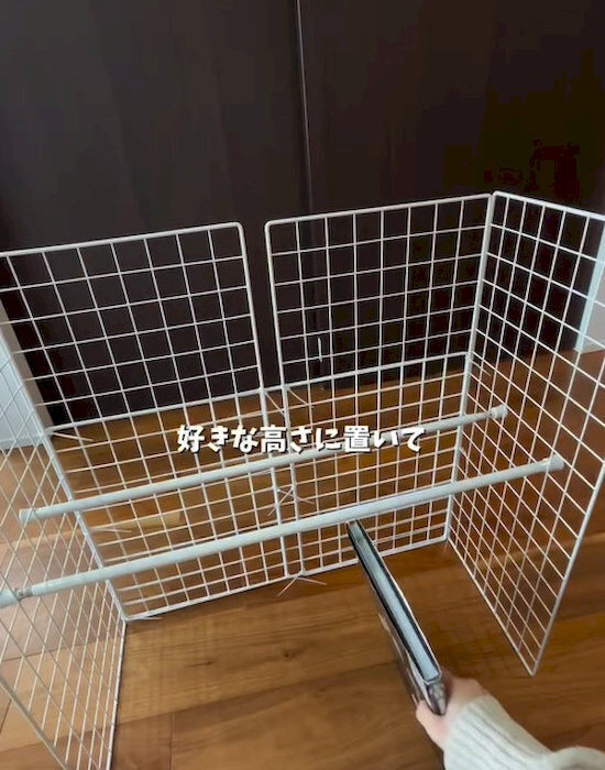１００均アイテムの組み合わせで？　突っ張り棒とネットで作った棚に「感動した」「賢い」