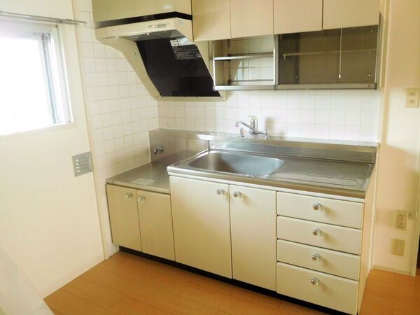 引き出しにしまってない？　狭いキッチンの収納テクに「この手があったか」「賢い」