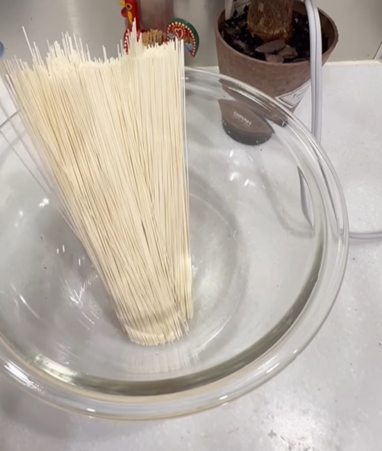 熱湯を注いでラップ　そうめんをレンジで加熱したら…「完璧だった」「毎回やる」