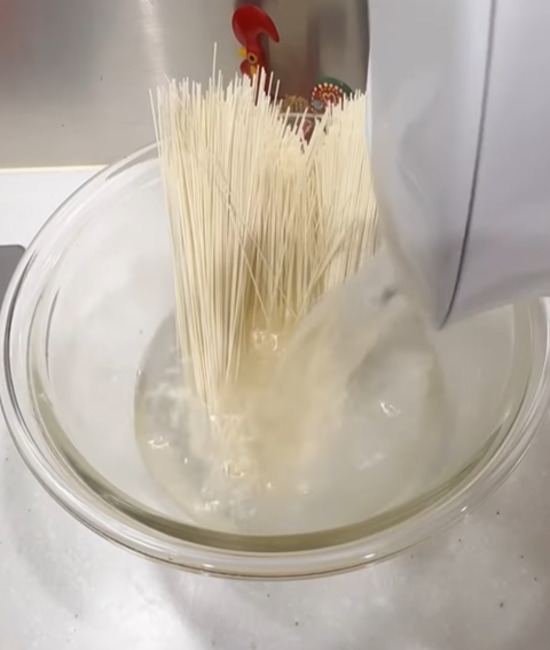 熱湯を注いでラップ　そうめんをレンジで加熱したら…「完璧だった」「毎回やる」