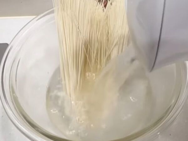 熱湯を注いでラップ　そうめんをレンジで加熱したら…「完璧だった」「毎回やる」