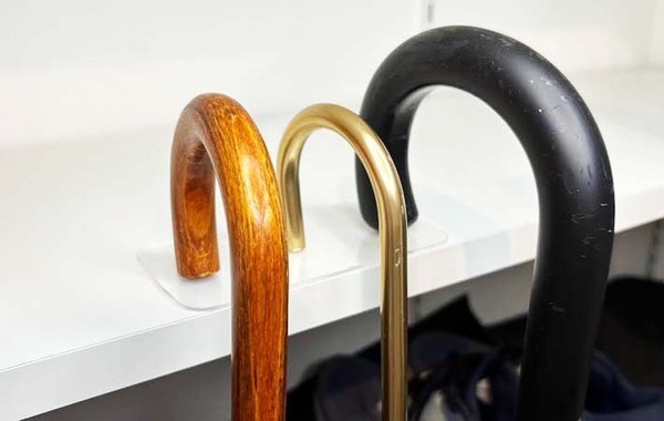 玄関や洗面所でも使える！　『両面吸着シート』を張り付けると…？