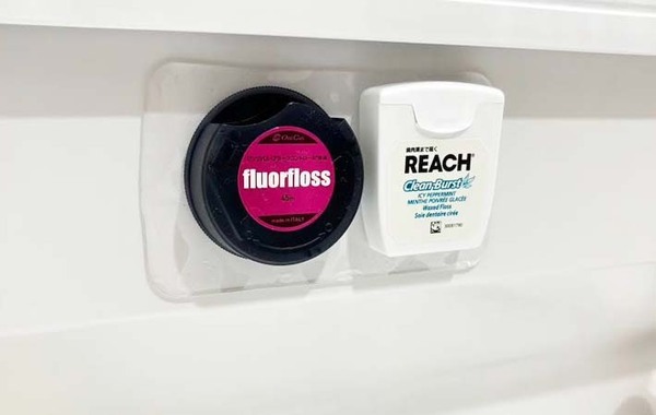 玄関や洗面所でも使える！　『両面吸着シート』を張り付けると…？