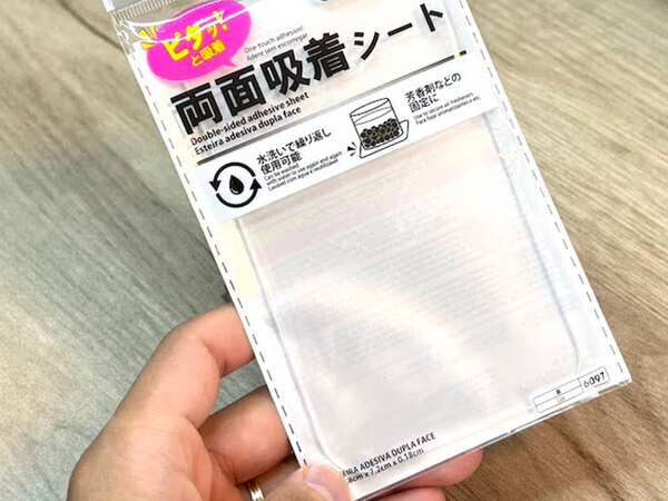 玄関や洗面所でも使える！　『両面吸着シート』を張り付けると…？