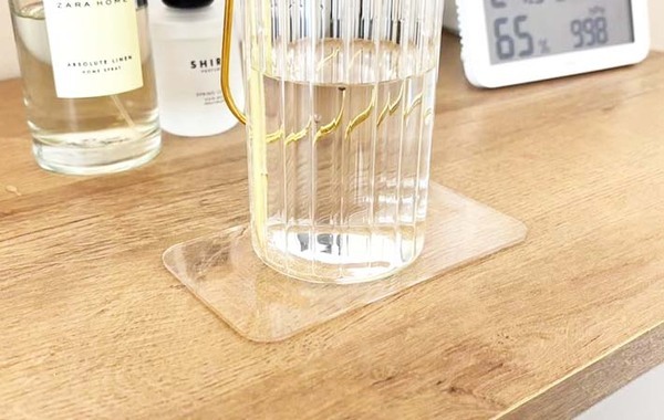 玄関や洗面所でも使える！　『両面吸着シート』を張り付けると…？