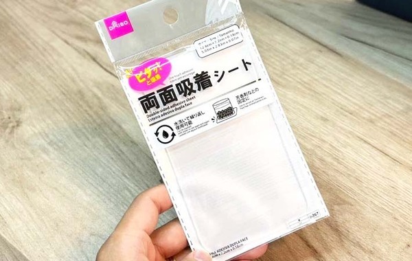 玄関や洗面所でも使える！　『両面吸着シート』を張り付けると…？