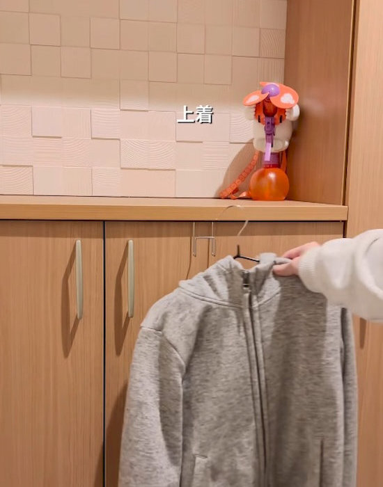 無印の『ステンレスフック』が大活躍　扉裏の使い方に「すごい」「すぐ欲しい」