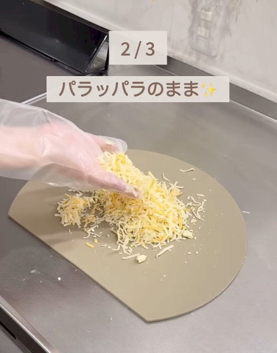 チーズにマヨネーズを混ぜて焼いたら？　予想外の変化に「毎回やる」「最高すぎる」