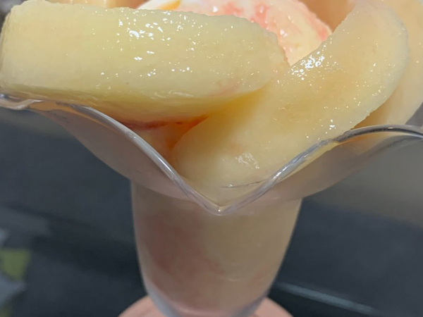 夫と妻が盛り付けた『桃パフェ』　１３万件の『いいね』が集まったワケが…