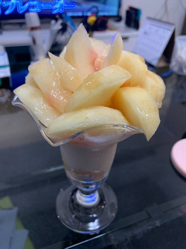 夫と妻が盛り付けた『桃パフェ』　１３万件の『いいね』が集まったワケが…