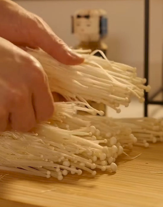 焼いたエノキにトマトジュースを加えると？　見た瞬間「これは反則」「絶対うまい」