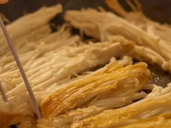 焼いたエノキにトマトジュースを加えると？　見た瞬間「これは反則」「絶対うまい」