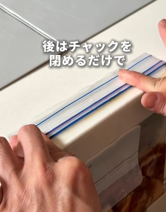 キッチンの角にフリーザーバッグを当てて？　簡単すぎる密封術が「目からウロコ」