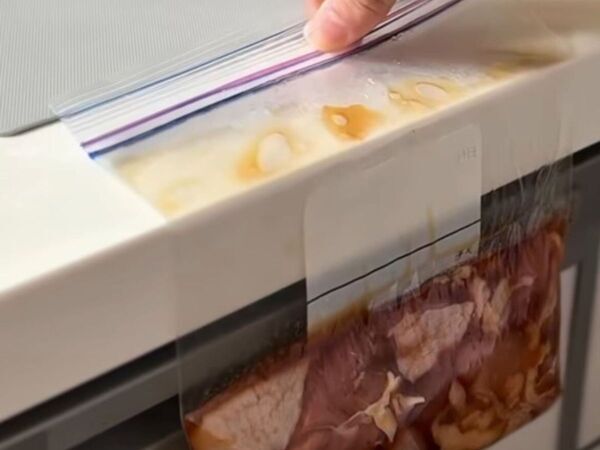 キッチンの角にフリーザーバッグを当てて？　簡単すぎる密封術が「目からウロコ」