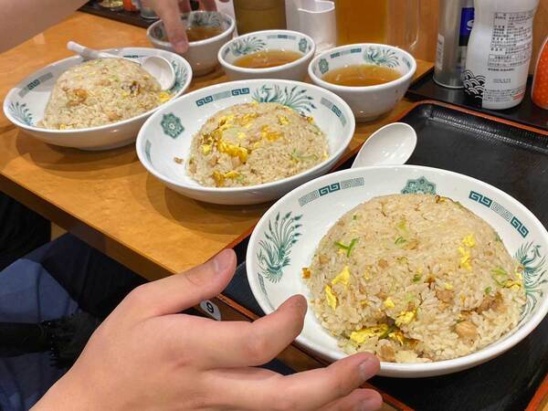 チャーハンを３つ頼む客　注文ミスと思い、店員が確認しに行くと？「笑った」「コントかよ」