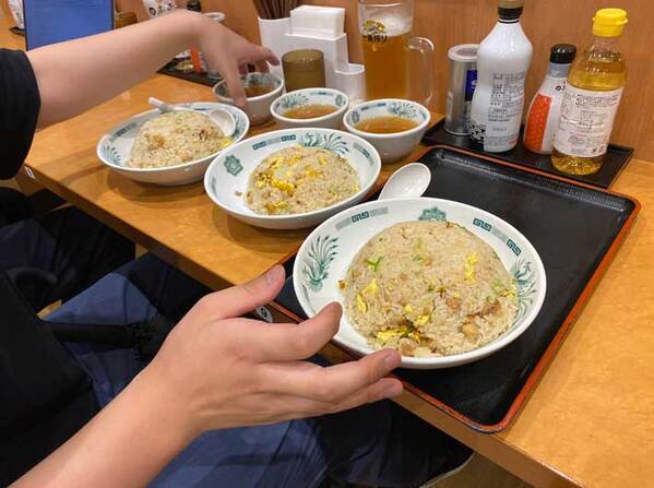 チャーハンを３つ頼む客　注文ミスと思い、店員が確認しに行くと？「笑った」「コントかよ」